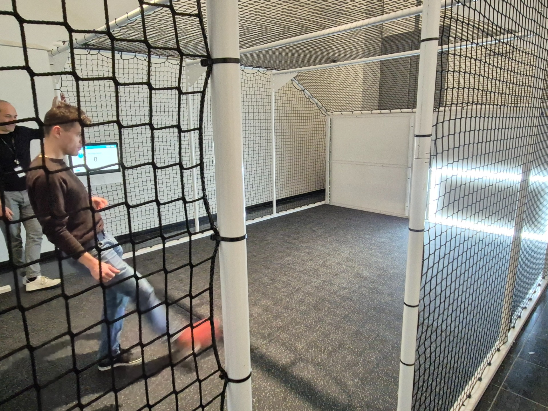 Voorzitter Perry Hoendervangers trapte een balletje tijdens de opening!